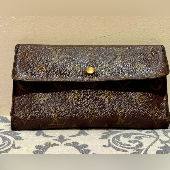 Louis Vuitton Monogram Sarah Wallet - Picture 1 of 7